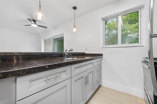 Building Photo - 12101 NE 6th Ave