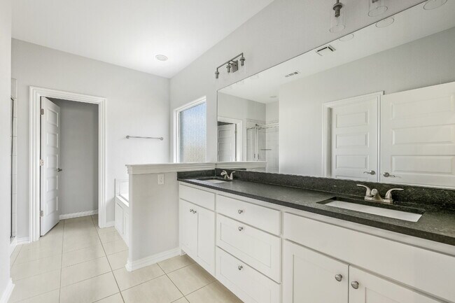 Building Photo - 2016 W Chandler Ave