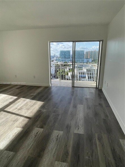 Building Photo - 400 Kings Point Dr