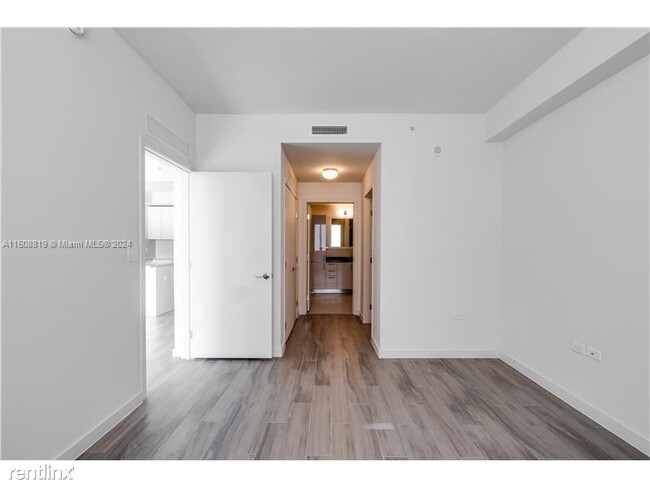 Building Photo - 1 br, 1 bath Condo - 999 SW 1st Ave Apt 3310