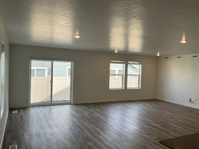 Building Photo - Single Story 3 bedroom Home