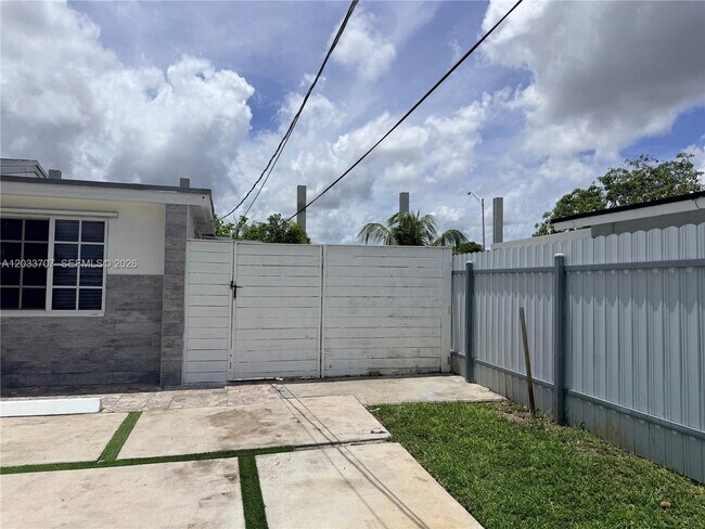 Building Photo - 2500 Sunshine Blvd