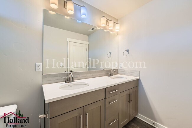 Building Photo - ** NEW PRICE ** Gorgeous 3-Bed Hillsboro H...