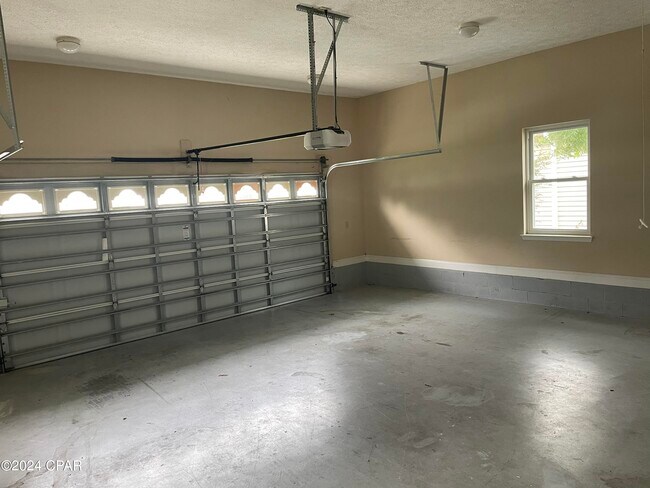 Building Photo - 4031 Oak Forest Dr