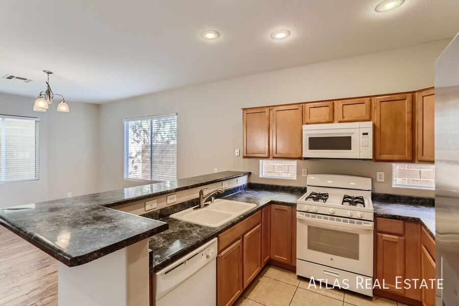 Building Photo - 10549 Lessona St