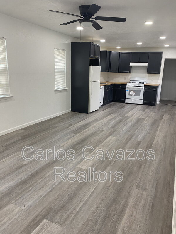 Building Photo - 1617 Meadowbrook Dr