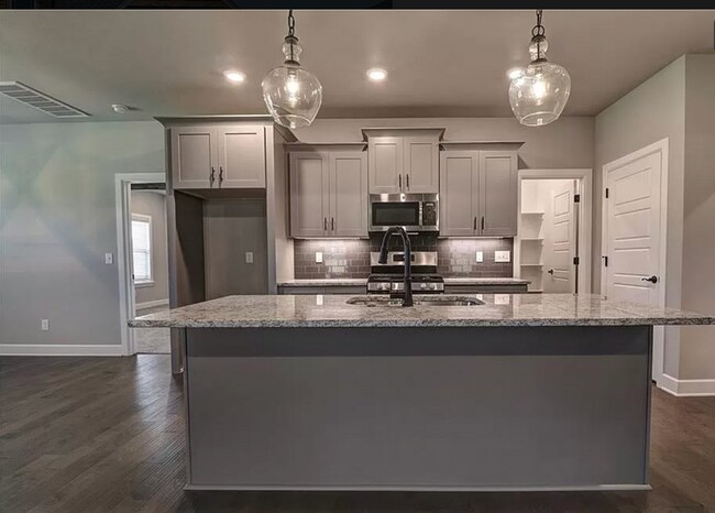 Building Photo - 3701 SW Ryegrass Rd