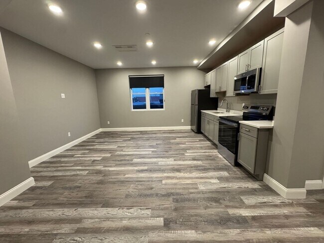 Building Photo - 8 Avon St