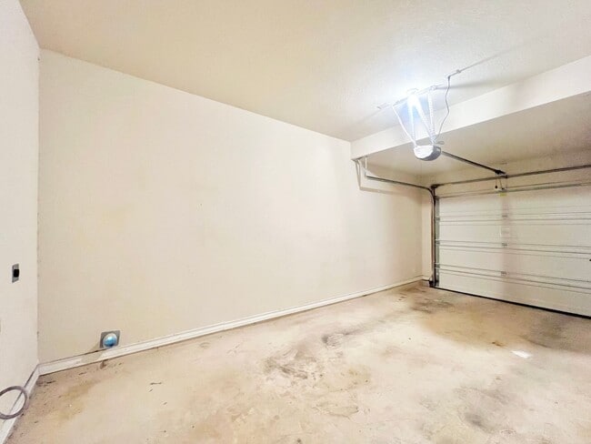 Building Photo - Lovely townhome | 3 bed/2.5 bath | End unit | near UT Medical Center/Lackland AFB/USAA!
