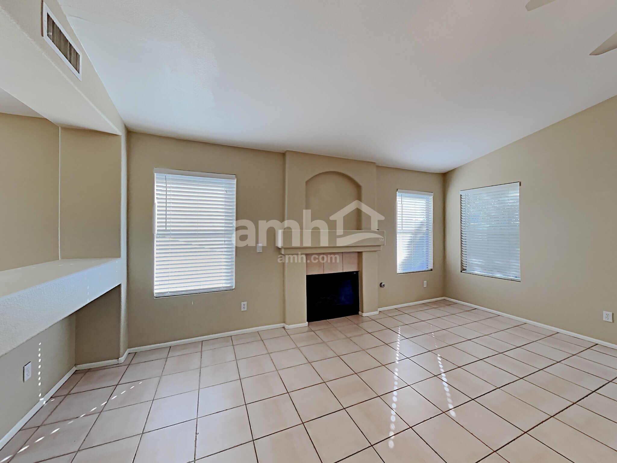 Building Photo - 15681 W Magnolia St