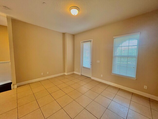 Building Photo - Spacious 4 Bed, 3.5 Bath Lake Mary Home in...