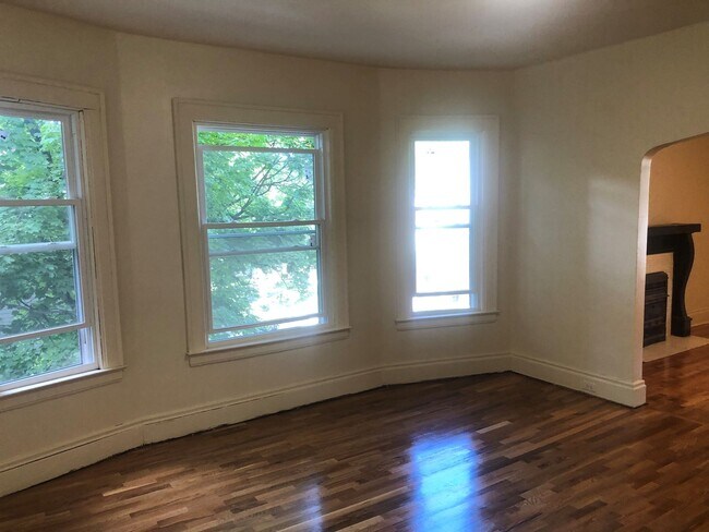 Building Photo - Second Floor 3 Bedroom Flat Available Augu...