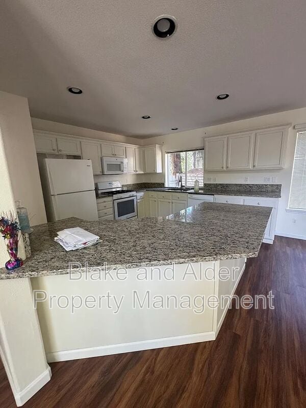 Building Photo - 1079 NE Creeksedge Dr