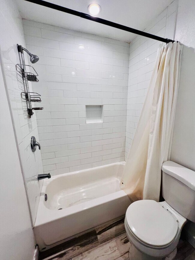 Building Photo - 3 bedroom 2 bath remodeled house with spac...