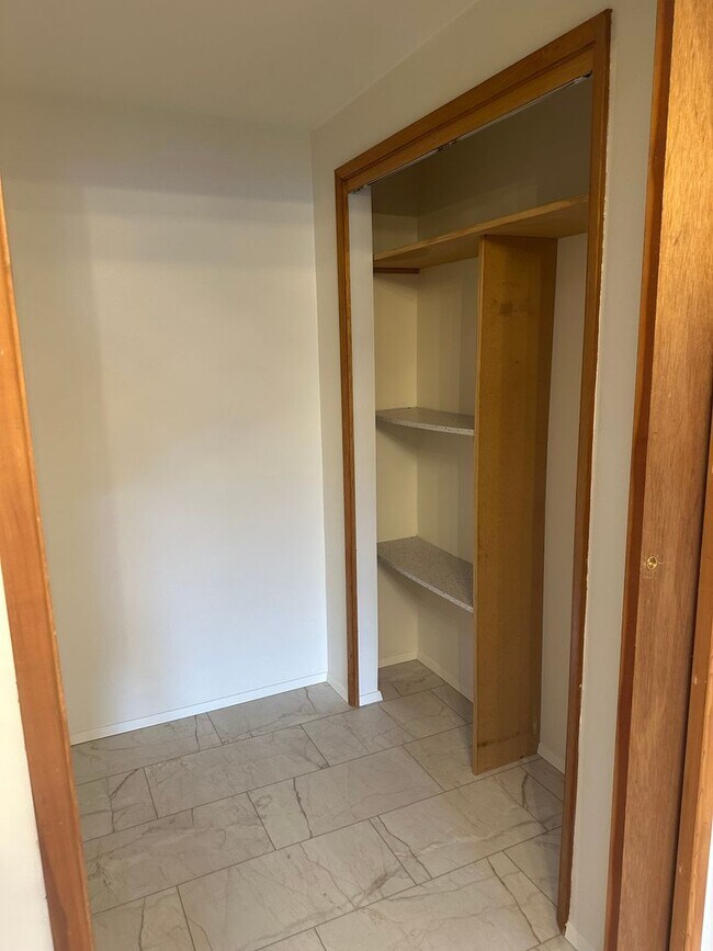 Building Photo - 3 bed, 1 bath house in a great neighborhood!