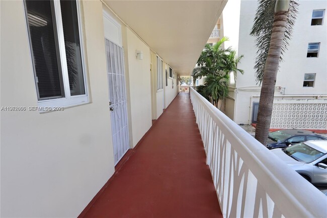 Building Photo - 2910 Point E Dr