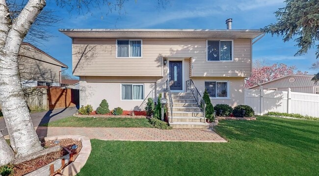 Primary Photo - 717 Geneva Ave