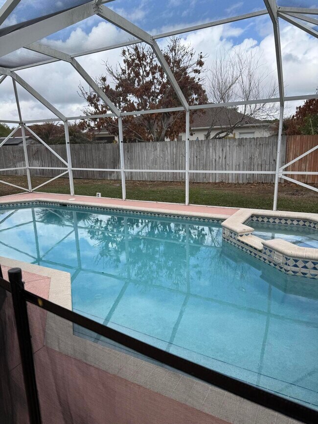 Building Photo - 5824 NW Zenith Dr