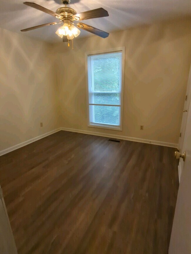Building Photo - 1032 Brookview Dr