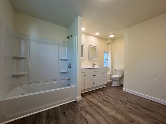 Building Photo - Now showing this updated 3BR 1.5 bath house!
