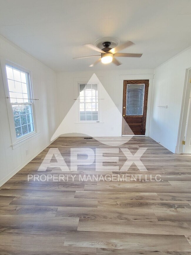 Building Photo - Charming 3Bd/2 Ba Renovated Craftsman Style Home in the Heart of Alcoa!