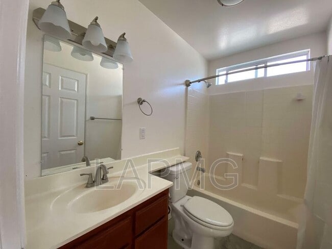 Building Photo - 762 W 21st St