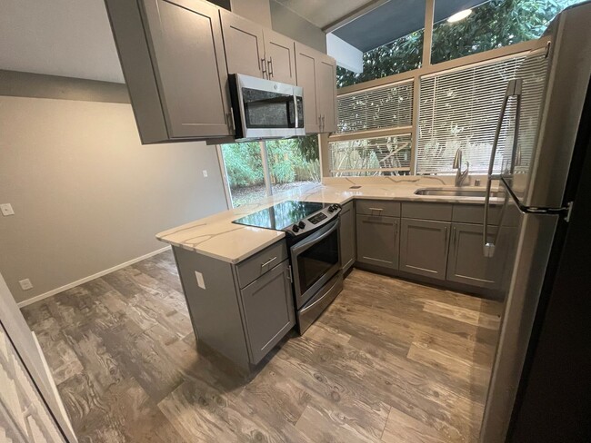 Building Photo - Fully Remodeled Surrey Downs Home