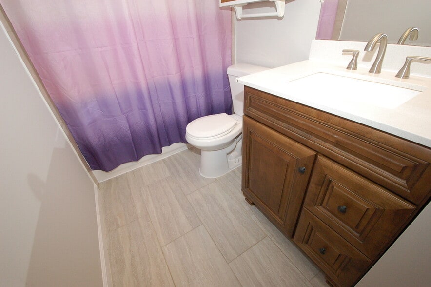 Second floor full bathroom -- 2 - 8916 Pembrook Woods