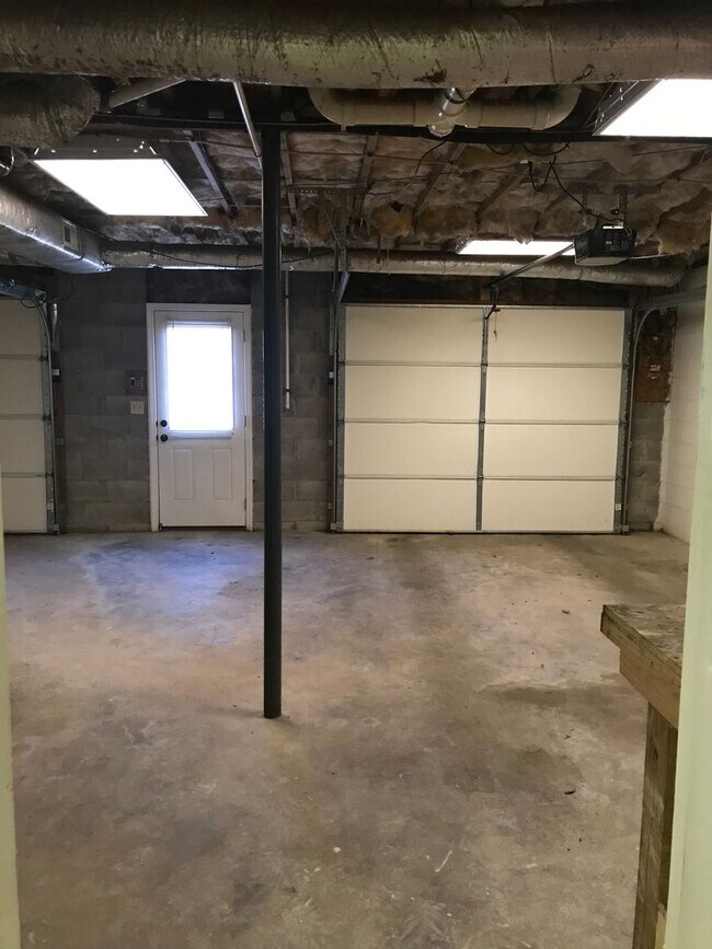 Building Photo - 3 Bedroom Home with Bonus Room For Rent!