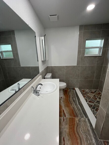 Building Photo - 957 Lewis Dr