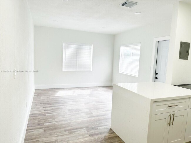 Building Photo - 3047 SW 21st St