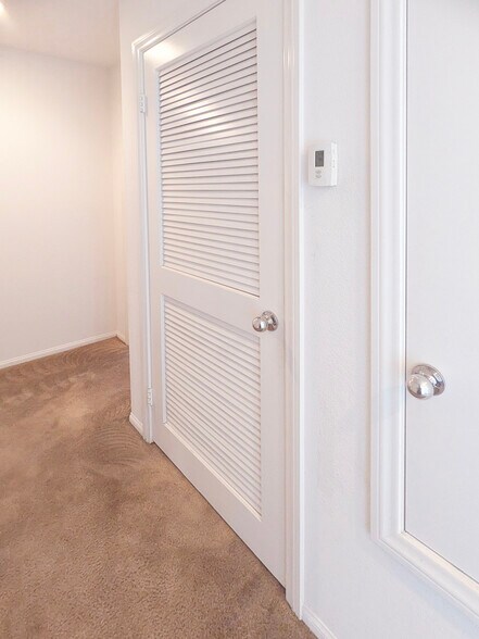 Building Photo - 936 Lilac Ln