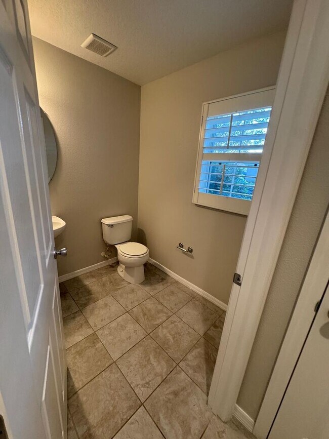 Building Photo - Avalon Park: 3 Bedroom, 2.5 Bath, 2 Car Garage Townhome