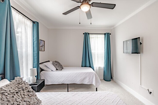 Building Photo - Stylish 3 Bedroom Bungalow near NAS and Be...