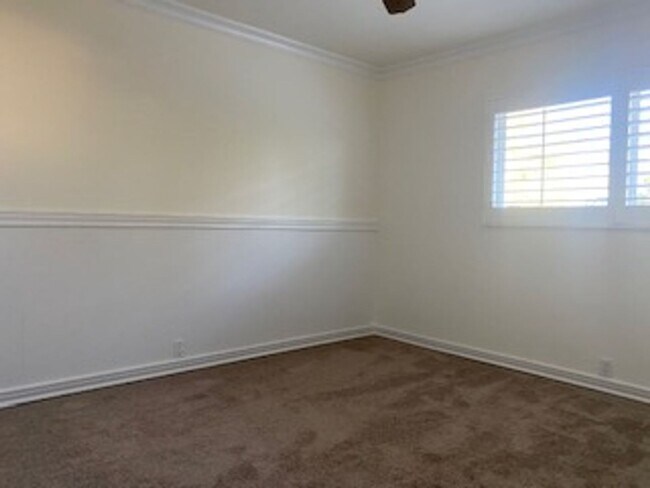 Building Photo - Elegant 4 bedroom, 3 bath large home locat...