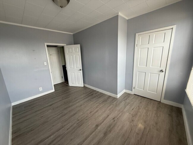 Building Photo - ***LEASING SPECIAL*** Third floor, 2 bedro...