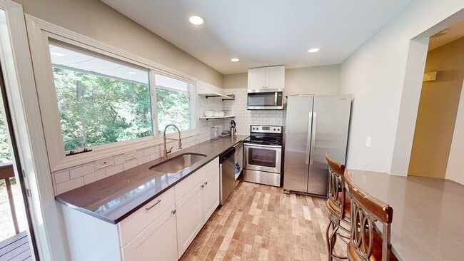 Building Photo - 32 Marion St