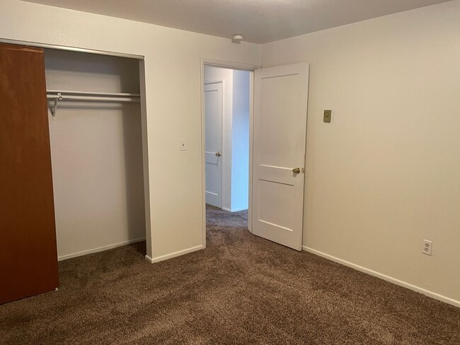 Building Photo - Duplex For Rent / WSG INCLUDED!!!