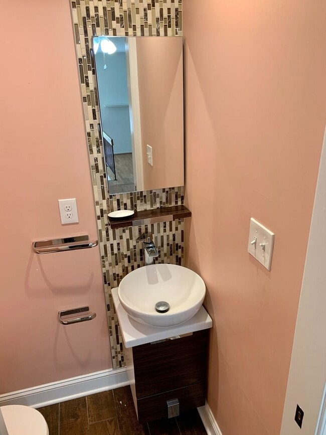 Building Photo - Gorgeous 2-Bedroom Townhome Near the Art Museum! One-Car Garage Included!