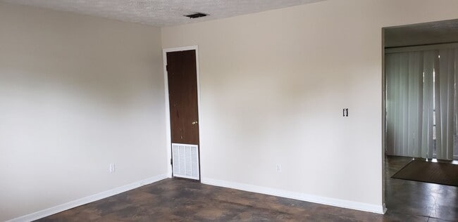 Building Photo - $1175 - 2/1.5 - Fresh Unfurnished - Arling...