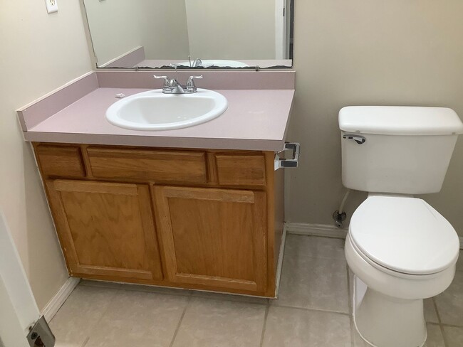 Building Photo - Spacious 3BR/3BA Townhome in PRIME location!!