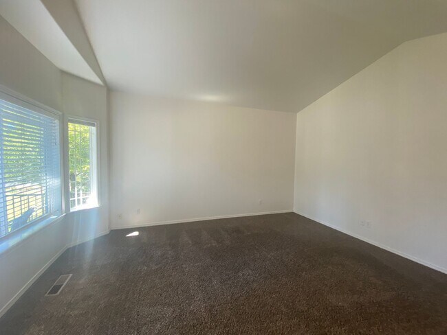 Building Photo - Single Level Charmer, SE Bend Established ...