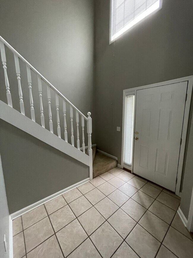 Building Photo - Foxchase Subdivision - End Unit