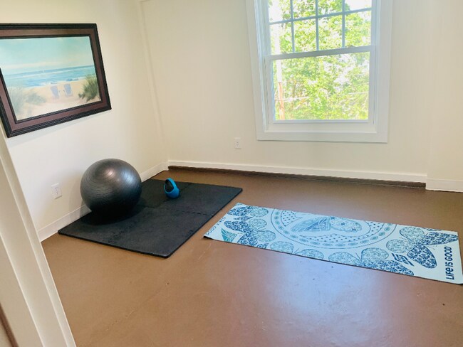 Building Photo - 9750 NW Rosaria Ave