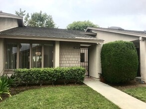 Building Photo - Two Bedroom, 2 Bathroom Condo in a Beautiful Community in Huntington!