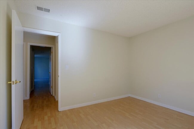 Building Photo - Great Home in Secure Complex