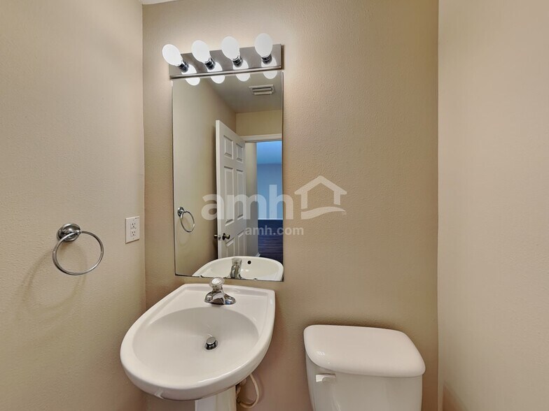 Building Photo - 2050 Harcourt Pl