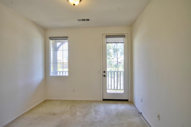 Building Photo - 950 N Chaparral Ln