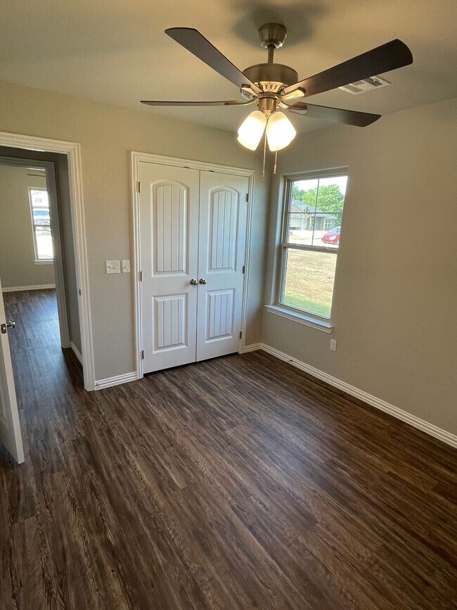 Building Photo - Beautiful 3 bedroom 2 Bath Home Close to Lake Durant