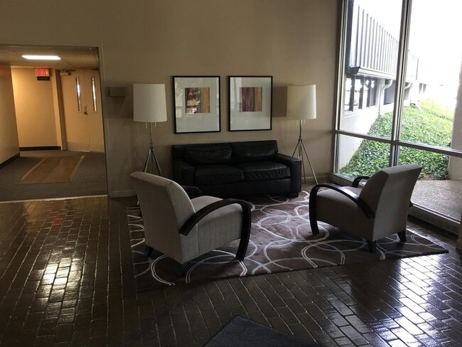 Building Photo - Incredible Location! Convenient 1BE/1BA li...